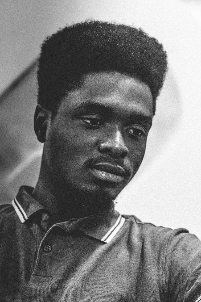 Accueil boy, man, person, male, people, guy, adult, portrait, model, young, handsome, face, human, black, hair, expression, happy, eyes, skin, nigeria, africa, nigerian, african, eyelashes, afro
